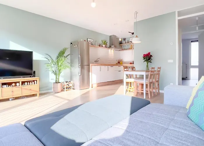 Beautiful & Bright Apartment In Amsterdam